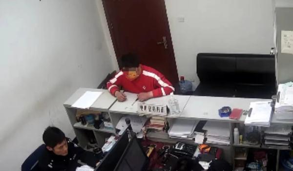 骑车撞倒老人，肇事者“花式”逃逸，上海警方找了他5天！