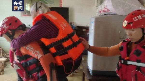 连续强降雨致村庄被淹人员被困 江西新干县紧急开展救援