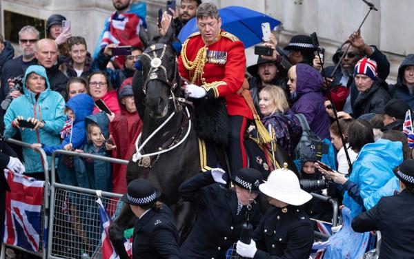 英国皇家骑兵队一匹马街头受惊狂奔 现场民众迅速躲避