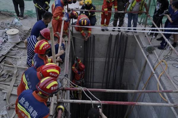 隧道内数吨钢筋结构性垮塌！3人被埋29米深井...
