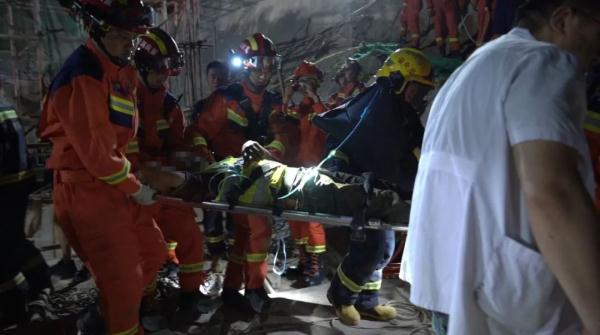 隧道内数吨钢筋结构性垮塌！3人被埋29米深井...