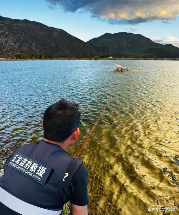 确有此事！云南一副局长下湖帮游客打捞帐篷