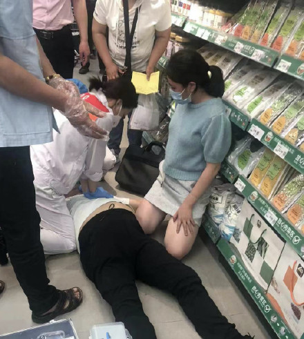 下班护士超市救人跪地按压20分钟只是做自己该做的结局是好的就行