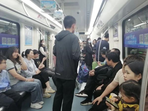 长沙公交上，大学生一个举动让无数网友热泪