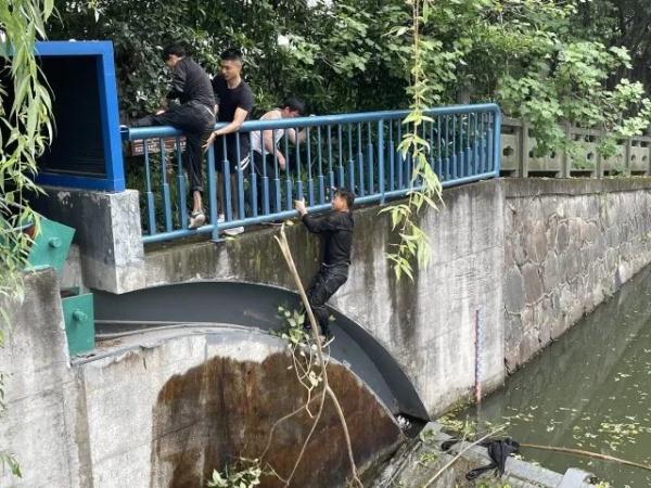 杭州俩小伙意外坠河，神秘高手出现！一问原来是他...