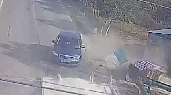 急啥?!路口越线超车,直接撞飞三轮! 急啥?!路口越线超车,直接撞飞三轮!