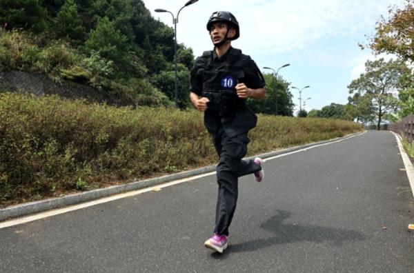 杭州俩小伙意外坠河，神秘高手出现！一问原来是他...