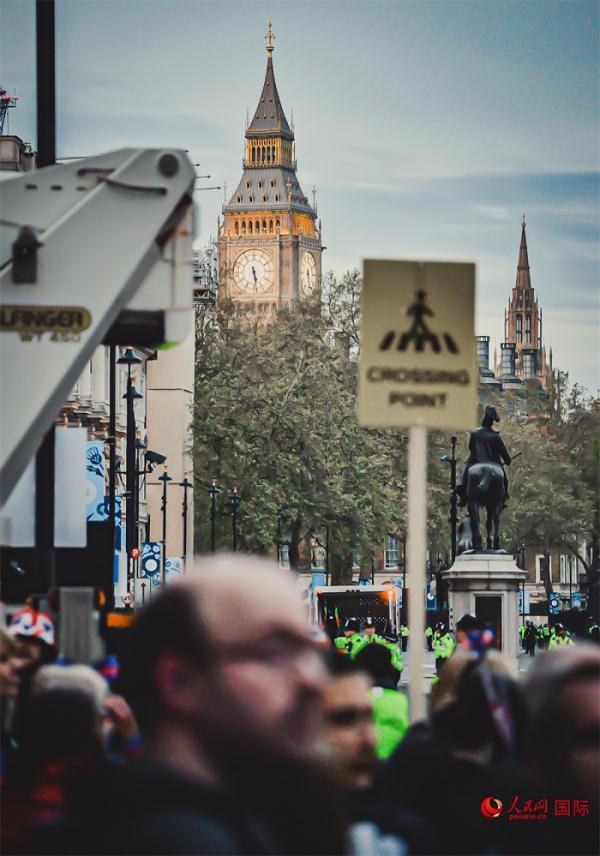 英国民众争睹国王查尔斯三世加冕仪式