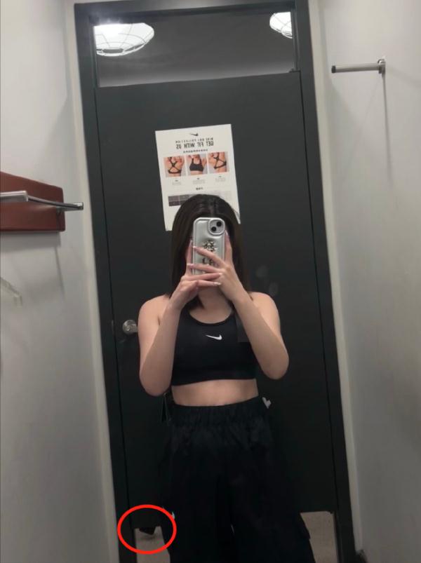 知名品牌试衣间遭吐槽!还有女子4分钟遭偷拍3次? 知名品牌试衣间遭吐槽!还有女子4分钟遭偷拍3次?