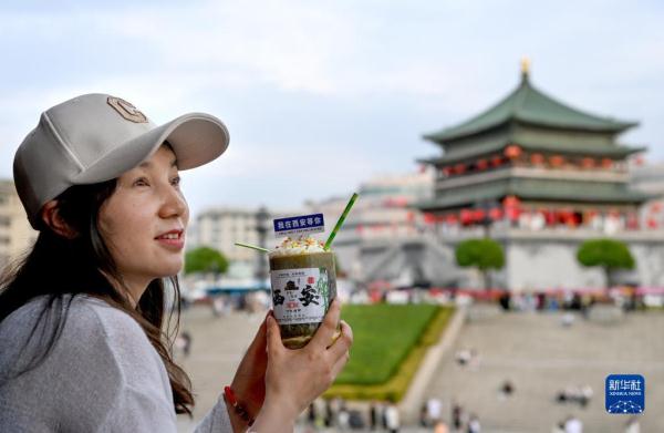 新华全媒+丨打卡古都西安的文化地标——钟楼