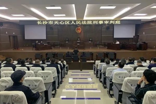 湖南一“85后”国企会计贪污900万赌博,被判十年! 湖南一“85后”国企会计贪污900万赌博,被判十年!