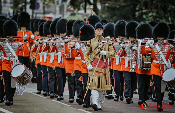 英国民众争睹国王查尔斯三世加冕仪式