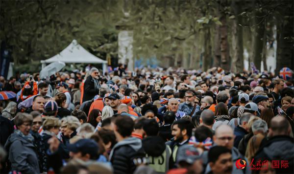 英国民众争睹国王查尔斯三世加冕仪式