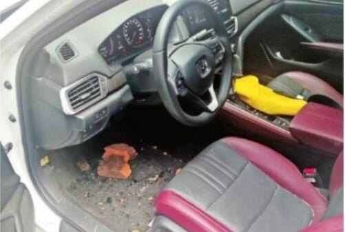 嫌小区停放的车辆碍事 男子高空抛物泄愤连砸8辆汽车被抓