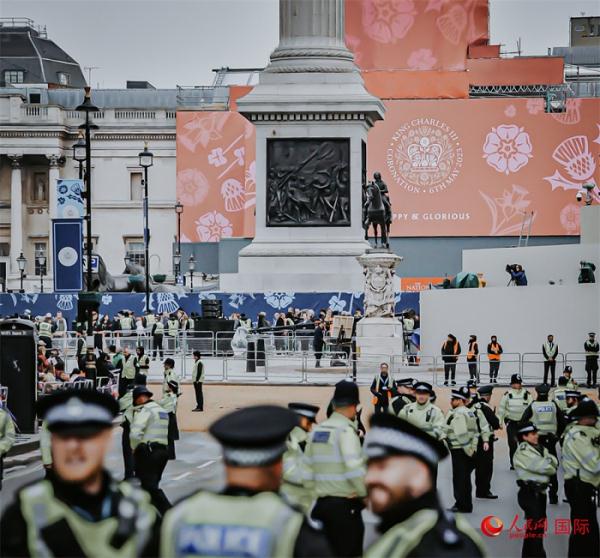 英国民众争睹国王查尔斯三世加冕仪式