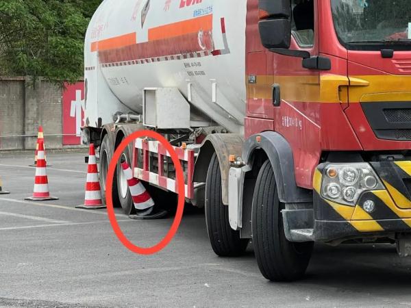 致命盲区,遇见大货车这些区域千万要警惕—— 致命盲区,遇见大货车这些区域千万要警惕——