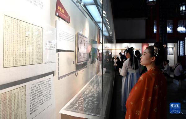 新华全媒+丨打卡古都西安的文化地标——钟楼