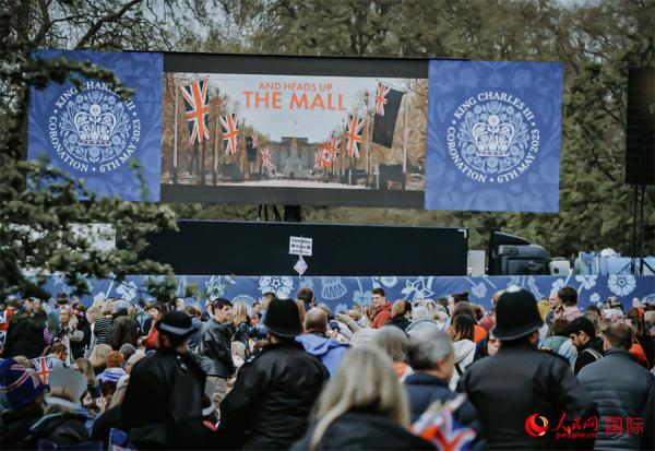 英国民众争睹国王查尔斯三世加冕仪式