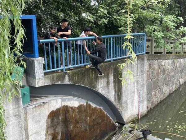 杭州俩小伙意外坠河，神秘高手出现！一问原来是他...