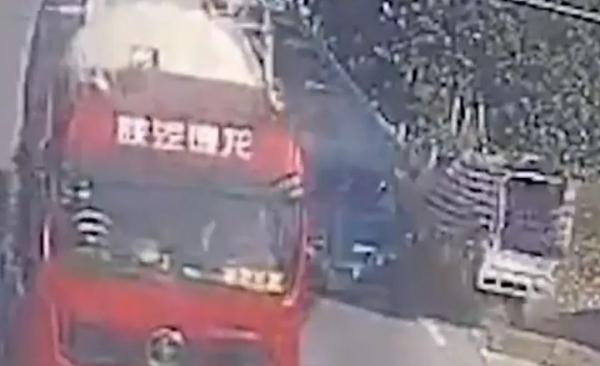 急啥?!路口越线超车,直接撞飞三轮! 急啥?!路口越线超车,直接撞飞三轮!