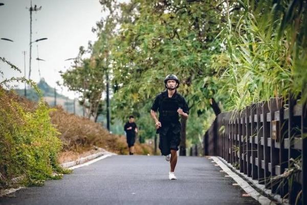 杭州俩小伙意外坠河，神秘高手出现！一问原来是他...