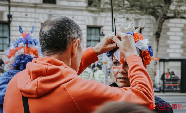 英国民众争睹国王查尔斯三世加冕仪式