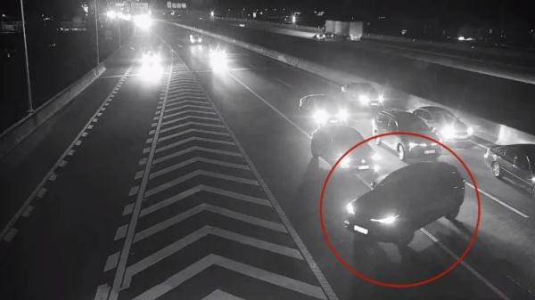 高速出口停车变道逼停多车，高速交警：记10分！