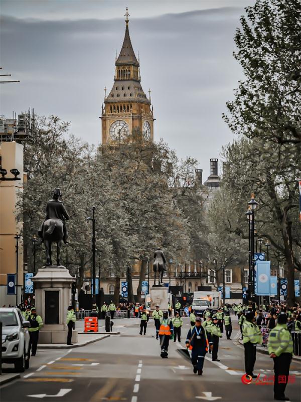 英国民众争睹国王查尔斯三世加冕仪式