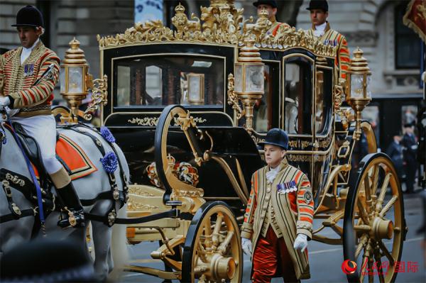 英国民众争睹国王查尔斯三世加冕仪式