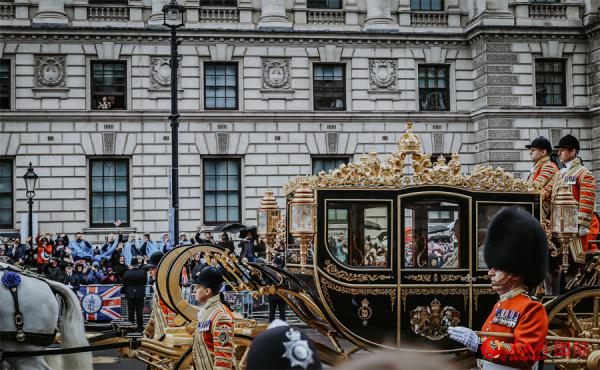 英国民众争睹国王查尔斯三世加冕仪式