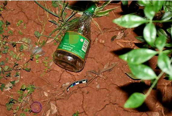 隔着屏幕都想吐!昆明一小区有人多次从8楼扔瓶子,装满了…… 隔着屏幕都想吐!昆明一小区有人多次从8楼扔瓶子,装满了……