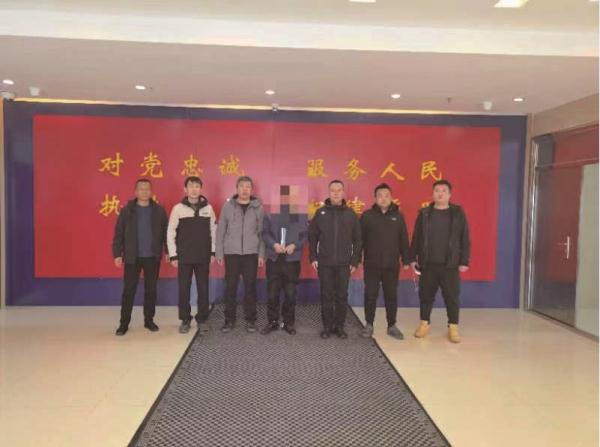 抓捕逃犯时一名可疑男子引起警方注意，竟牵出一桩20年前的血案……