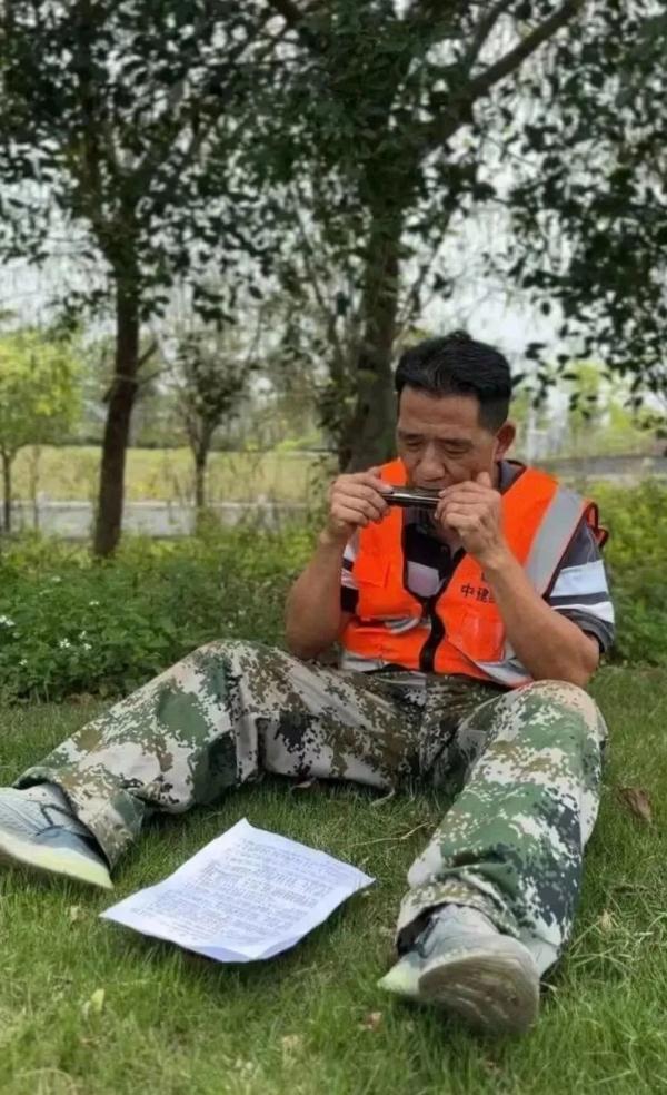 在深圳街头弹钢琴的工人大叔,登上了音乐厅! 在深圳街头弹钢琴的工人大叔,登上了音乐厅!