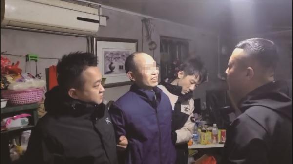 抓捕逃犯时一名可疑男子引起警方注意，竟牵出一桩20年前的血案……