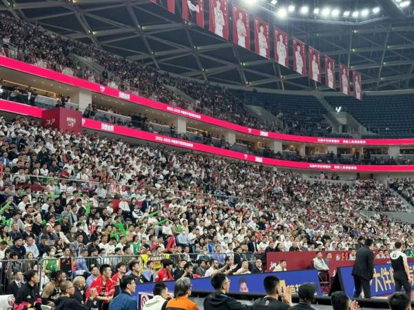 首次！13000名球迷在这个亚运场馆观赛，现场沸腾