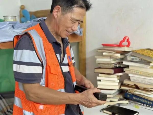 在华强北街头弹钢琴的他,这次登上了音乐厅! 在华强北街头弹钢琴的他,这次登上了音乐厅!