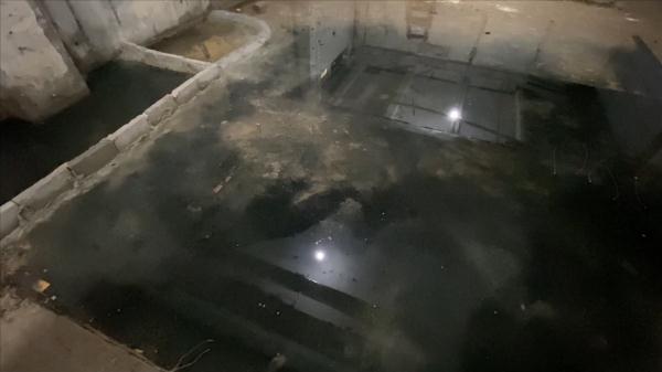 上海市中心一大楼恶臭异常让人疯狂猜想，神秘大门打开后无比震惊！