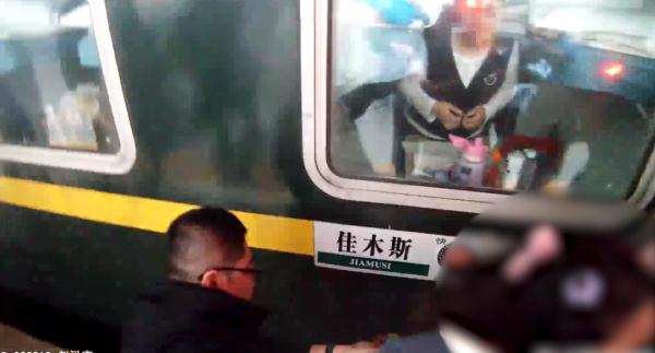 惊险！女童突然掉下站台，结局让人……