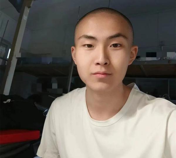 大学男生留一头长发后又剃光头？原因令人意外