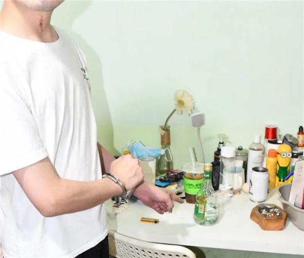 隔着屏幕都想吐!昆明一小区有人多次从8楼扔瓶子,装满了…… 隔着屏幕都想吐!昆明一小区有人多次从8楼扔瓶子,装满了……