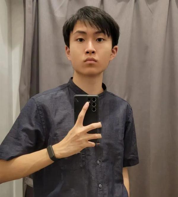 大学男生留一头长发后又剃光头？原因令人意外