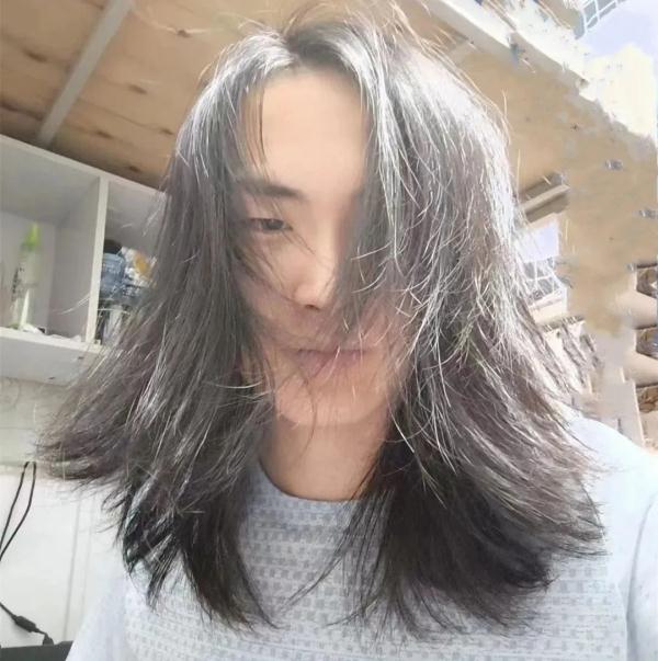 大学男生留一头长发后又剃光头？原因令人意外