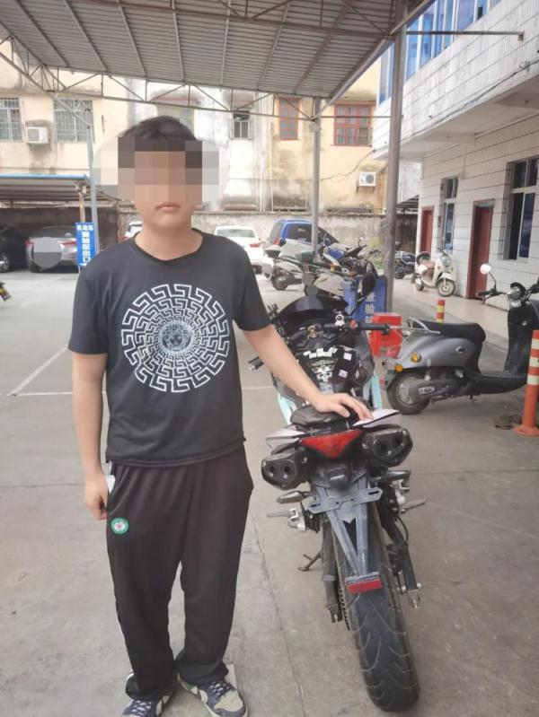 为车过户，少年无证驾驶进车管所：我懂法，特地买正规正牌的……