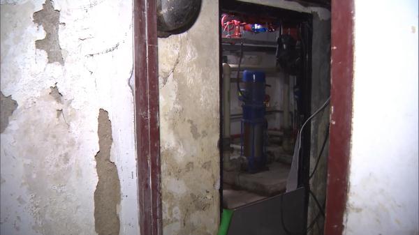 上海市中心一大楼恶臭异常让人疯狂猜想，神秘大门打开后无比震惊！