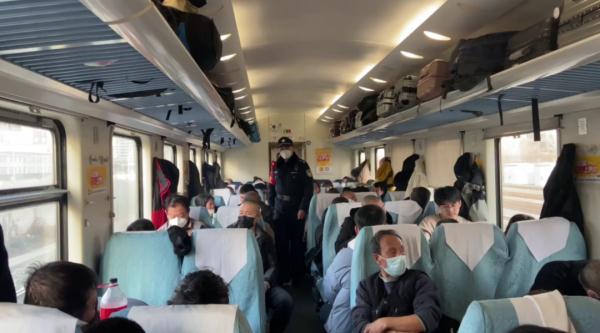 惊险！女童突然掉下站台，结局让人……