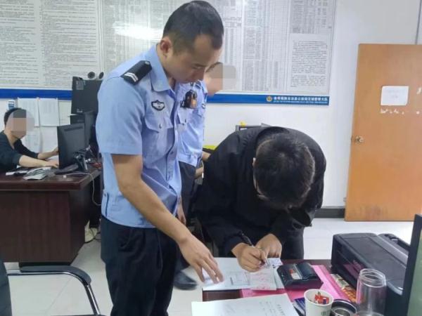 为车过户，少年无证驾驶进车管所：我懂法，特地买正规正牌的……