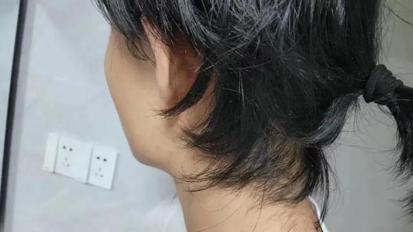 大学男生留一头长发后又剃光头？原因令人意外