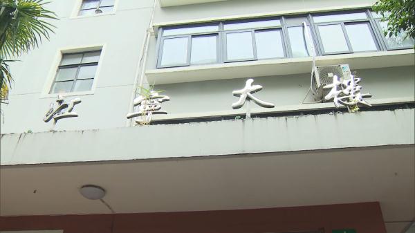 上海市中心一大楼恶臭异常让人疯狂猜想，神秘大门打开后无比震惊！