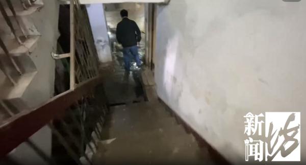 上海市中心一大楼恶臭异常让人疯狂猜想，神秘大门打开后无比震惊！