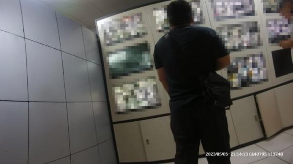 �������ˣ�Ů������һ��ֽ������ߣ�������ҹ����̺ʽ����Ѱ����